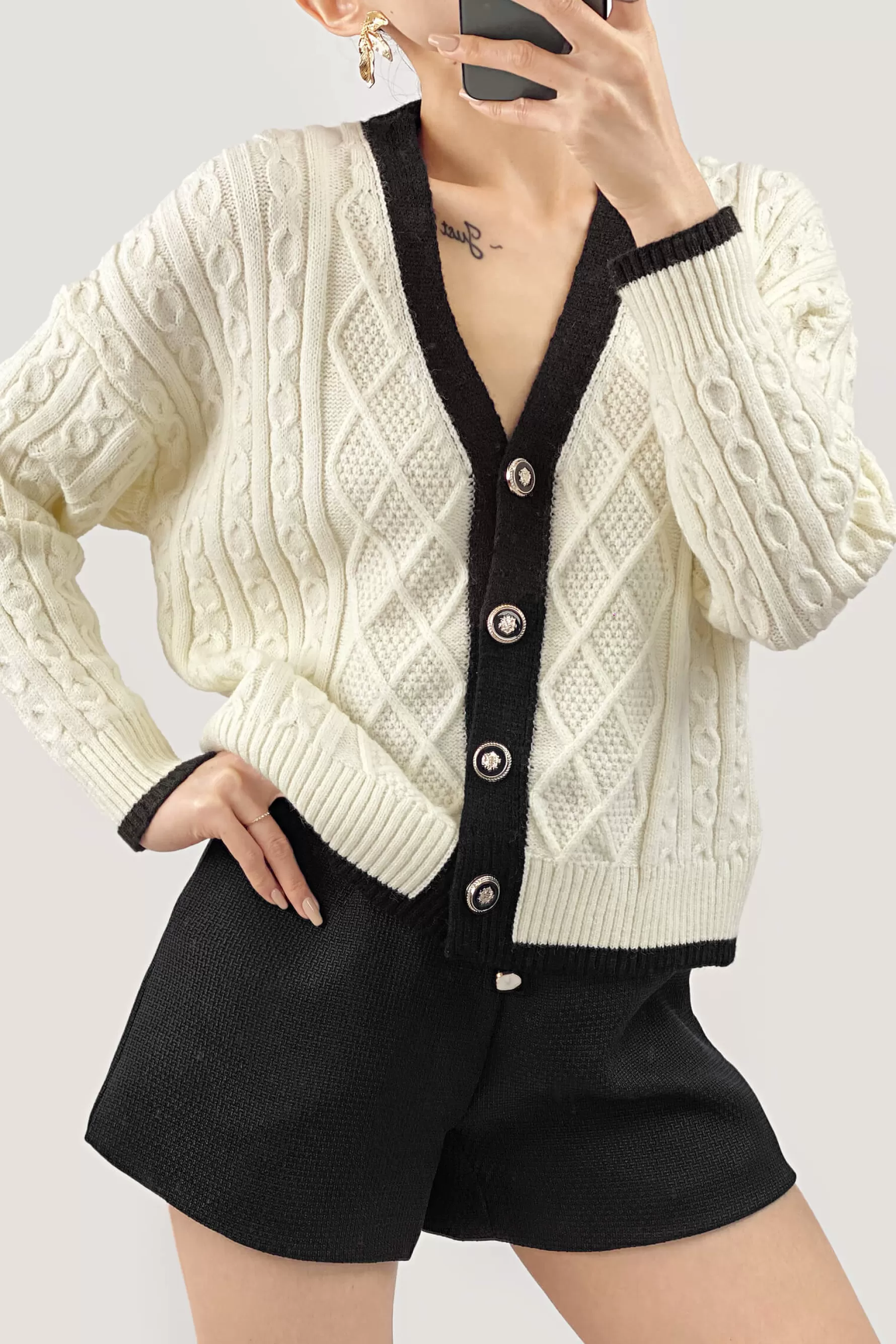 Jingus Contrast V-Neck Knitted Cardigan-J.ING